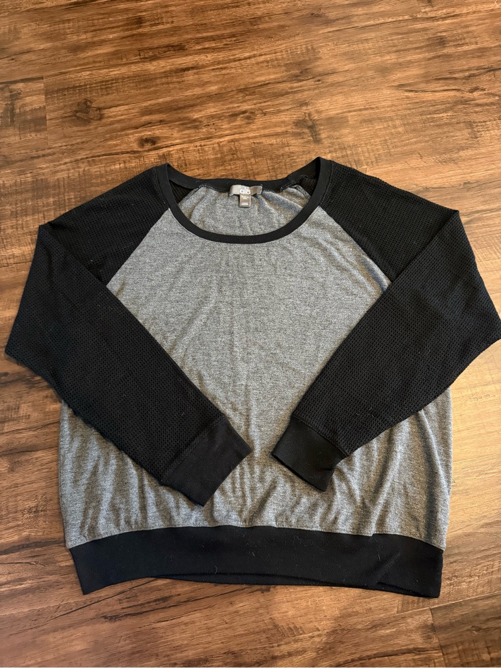 Alo Yoga Gray Black Mesh Sleeve Long Sleeve Top Size Large Made in USA